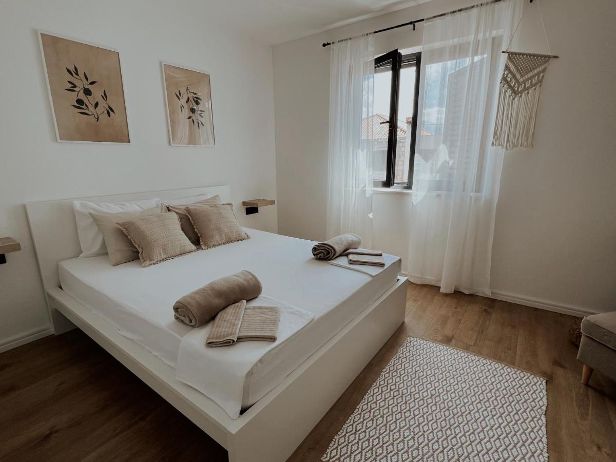 Dawn & Dusk - Modern Two Bedroom Apartment With Mountain Views Čilipi Eksteriør billede