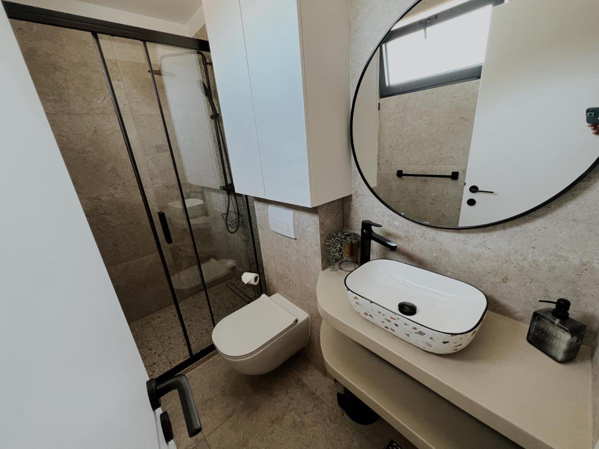 Dawn & Dusk - Modern Two Bedroom Apartment With Mountain Views Čilipi Eksteriør billede