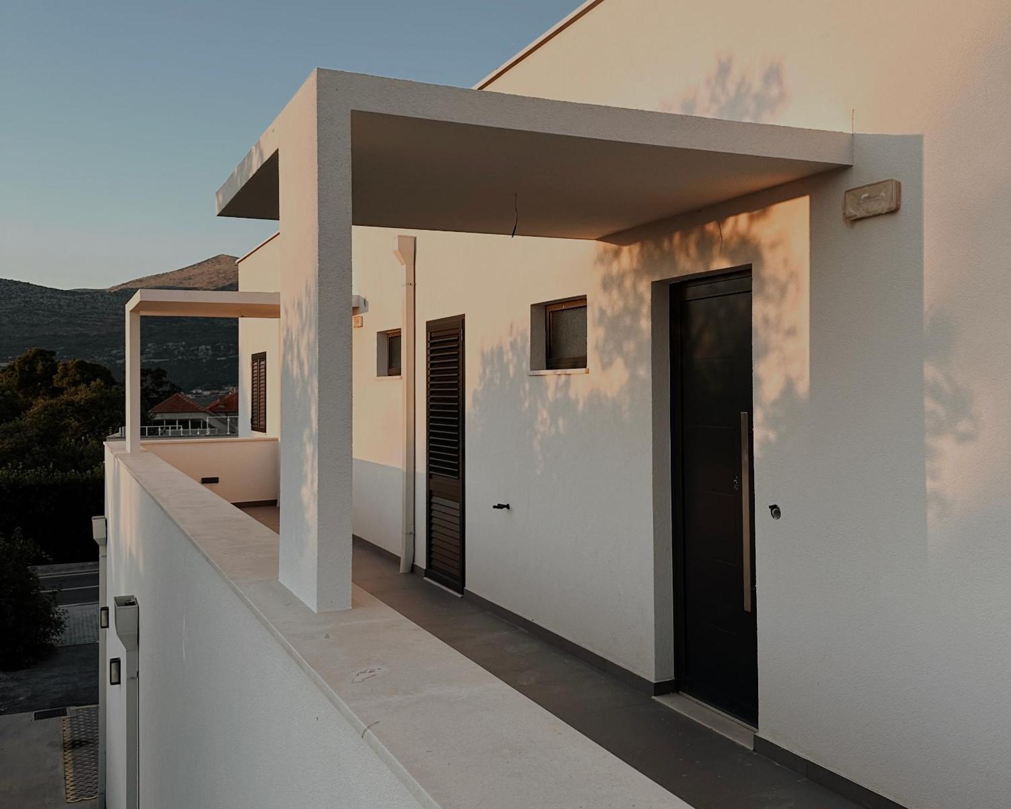 Dawn & Dusk - Modern Two Bedroom Apartment With Mountain Views Čilipi Eksteriør billede
